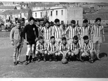 Arhivska fotografija ekipe NK Hajduk 1932 Vela Luka — iste bilo-plave pruge, prije više desetljeća.